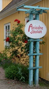Ariadnes gymnasiesärkola, skylt